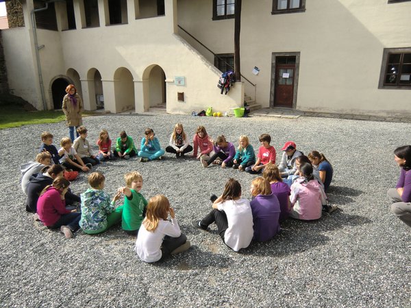Schüler im Kreis sitzend im Burghof 2012 (c) Ringhofer
