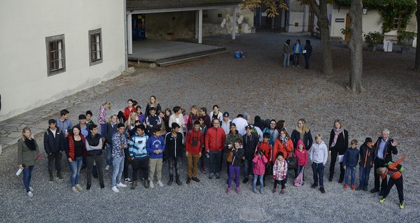 SOS Kinderdorf Pinkafeld Gruppenfoto im Hof der Burg Schlaining