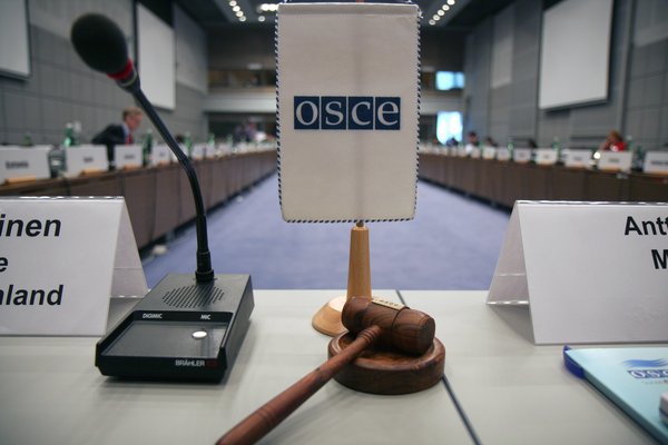 An OSCE flag and a gavel at the start of a meeting at the Hofburg in Vienna